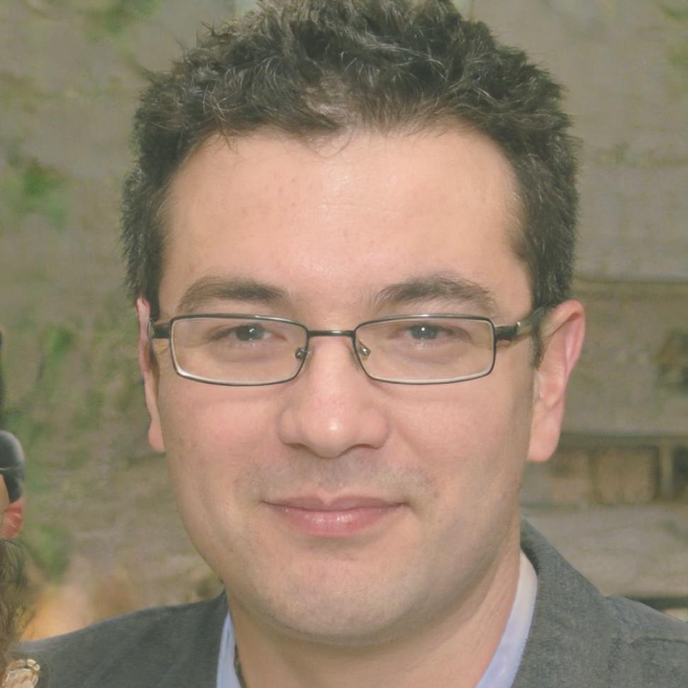 Portrait von Ruben Althaus, Experte für Geschäftsmodellanalyse und strategische Bewertung