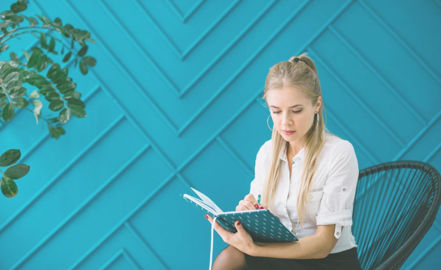 Teilnehmer beim gemeinsamen Analysieren von Geschäftsberichten